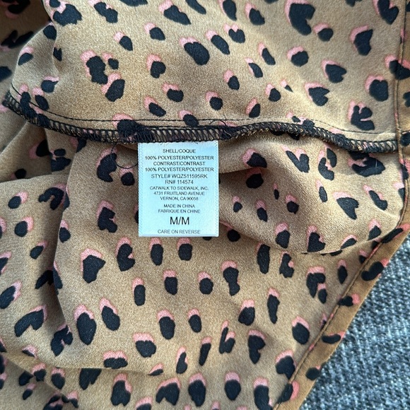 Leopard print, collared sleeveless - Picture 3 of 3